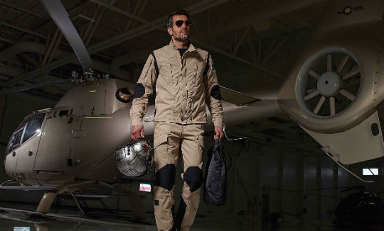 The STEPHAN/H Helipro clothing line has been developed specifically for, and with the input of, helicopter pilots and crew. All pieces are handmade, incorporating materials and technology that allow for maximum flexibility and comfort. Capitale Hélicoptère Photo