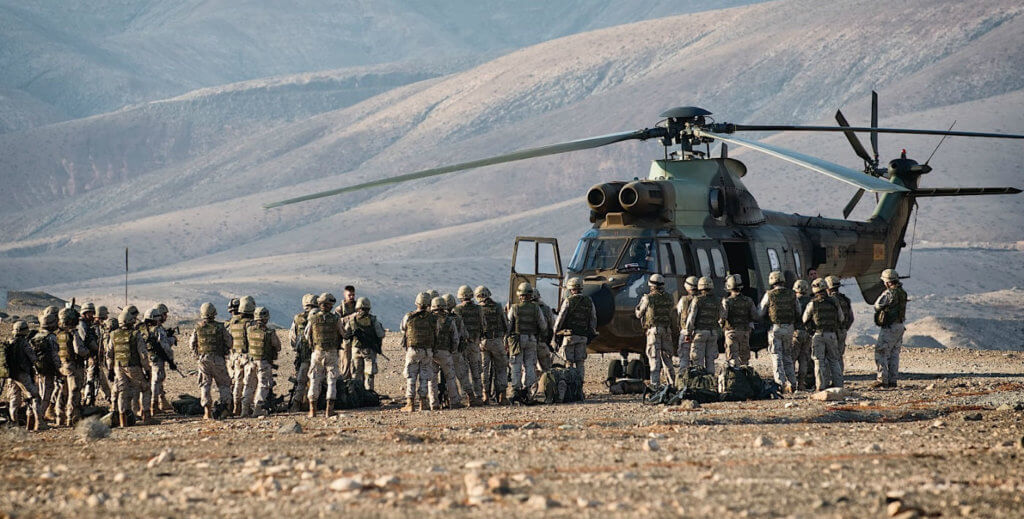 One of the aircraft commanders briefs troops prior to boarding the mixed formation of three AS332 Super Pumas and two AB212s.