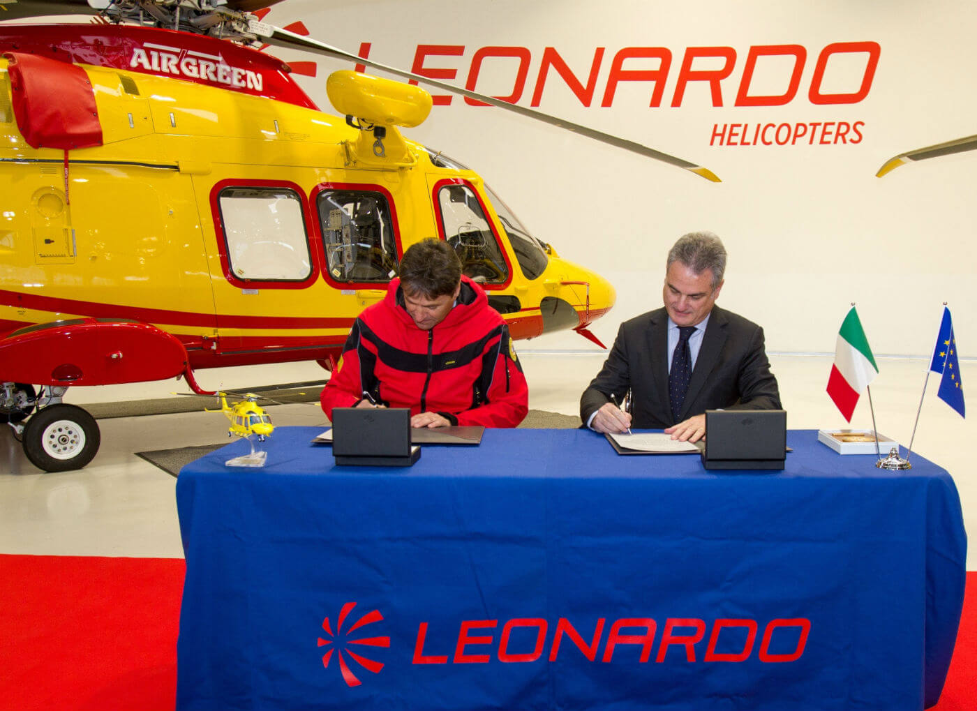 The agreement was signed during an official ceremony held at the Leonardo facility of Vergiate, which was attended by top representatives of CNSAS and Leonardo Helicopters in front of the new AgustaWestland AW169. CNSAS Photo