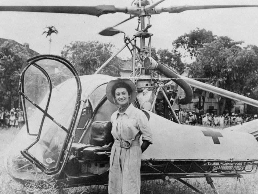 Valérie with her Hiller Model 360 (UH-12) helicopter in Indochina in 1951. Philippe Boulay collection