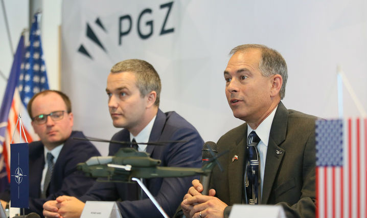 Based on this LOI, Polska Grupa Zbrojeniowa and Bell Helicopter will expand potential areas of cooperation related to Poland’s future utility helicopter needs with the UH-1Y. Pictured here, vice-president of International Military Business for Bell Helicopter, Rich Harris (right), with PGZ representatives. Bell Photo