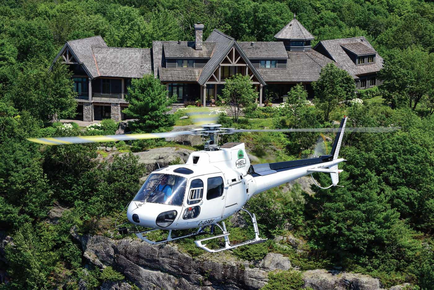 Heli Muskoka is based in the region of Muskoka, about two hours’ drive north of Toronto, Ontario. Dotting the shorelines of its many lakes are some truly spectacular country retreats.
