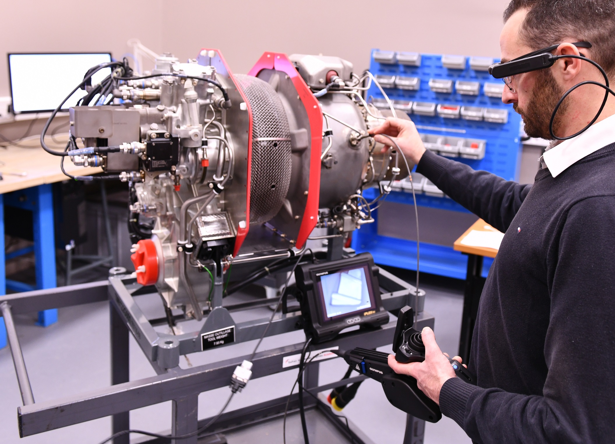 Expert link is a new video assistance service that allows Safran customers to connect, through a secure, live video feed, with Safran Helicopter Engines experts to help with technical diagnosis or guidance through a maintenance task. Safran Helicopter Engines Photo