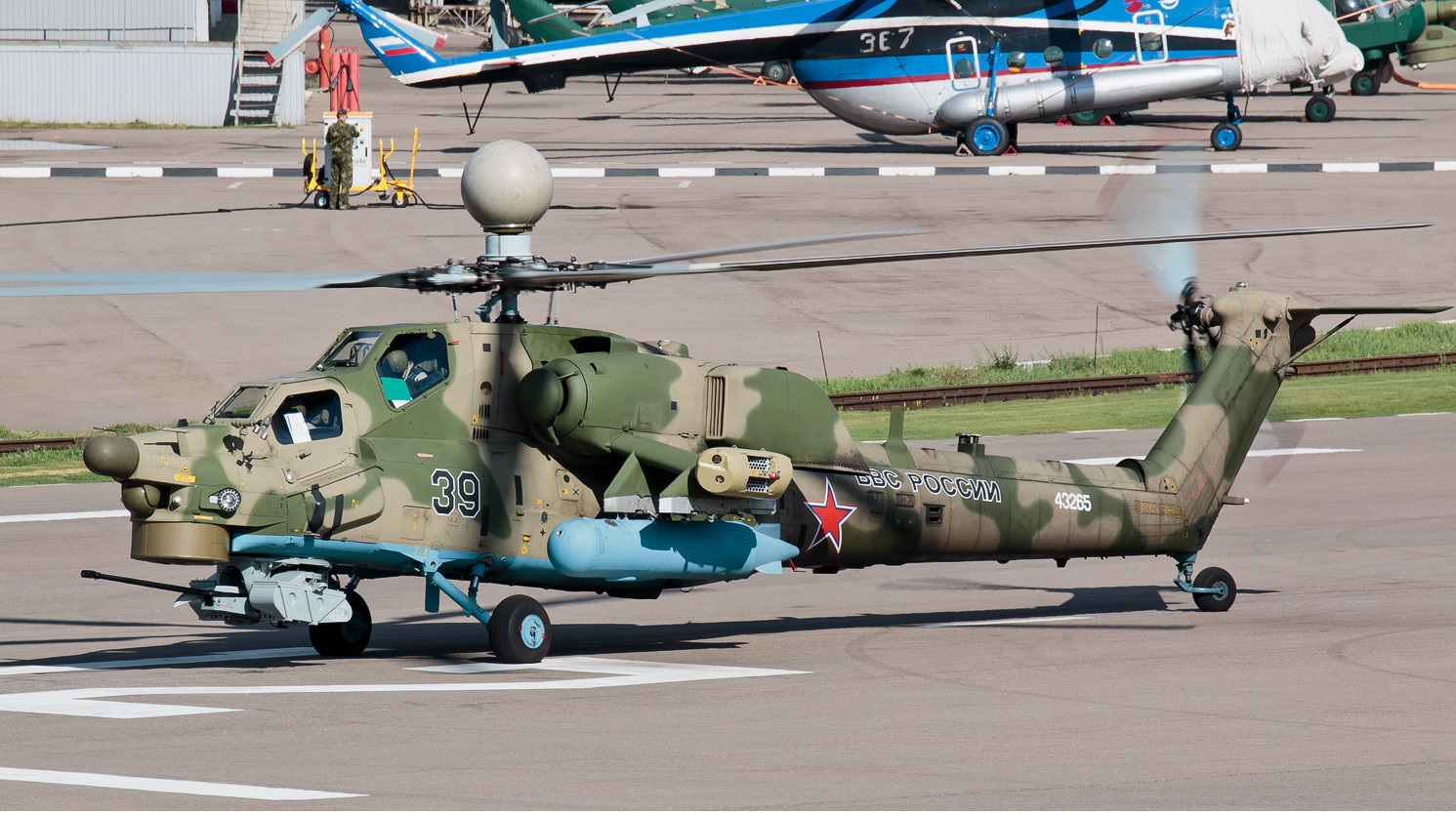 MI-28UB’s main feature is the double operation system, designed to operate a machine from both commanding pilot cockpit and operating pilot cockpit.