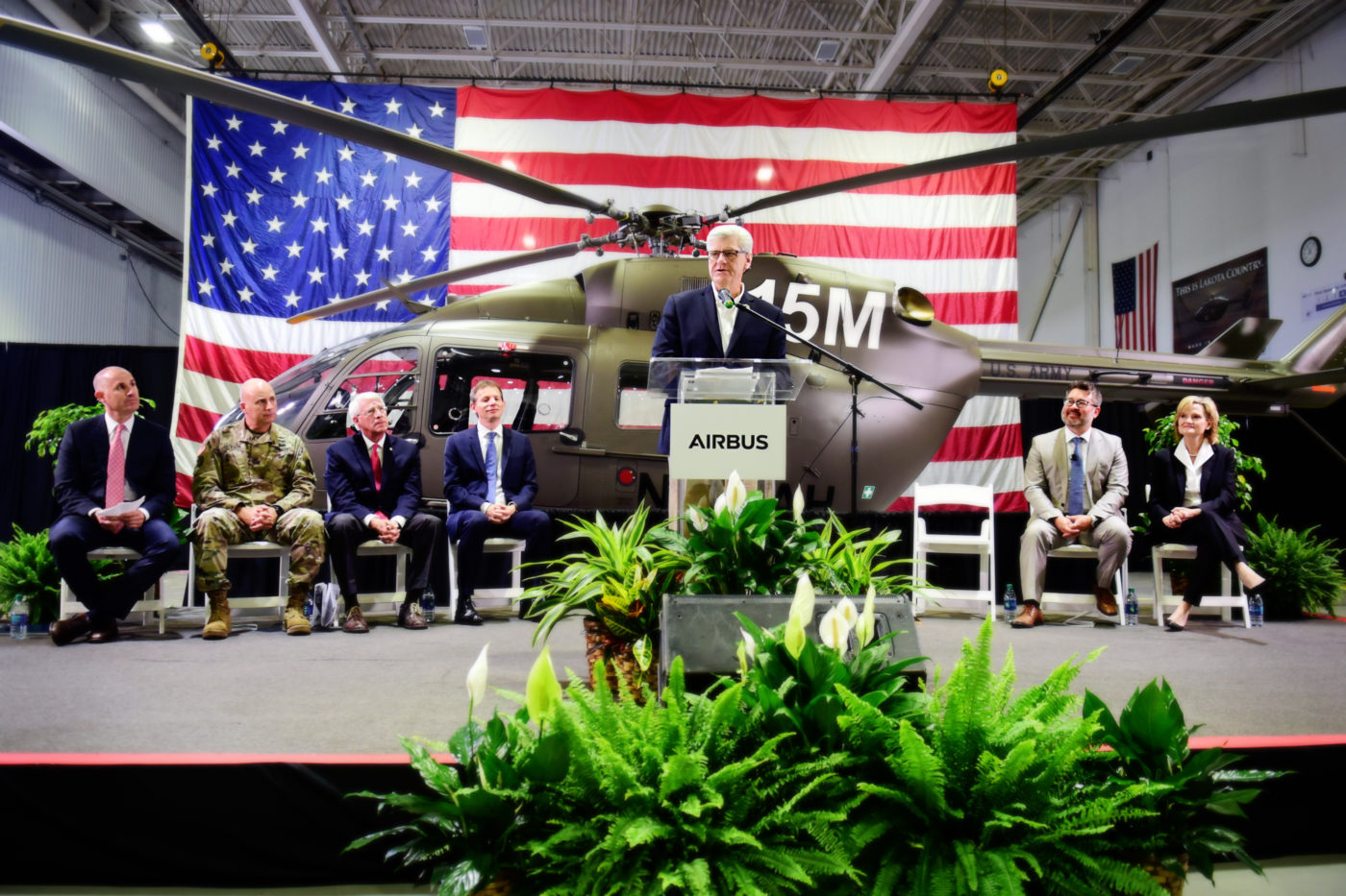 Mississippi Governor Phil Bryant congratulates Airbus Helicopters’ employees on the job well done. Airbus Photo