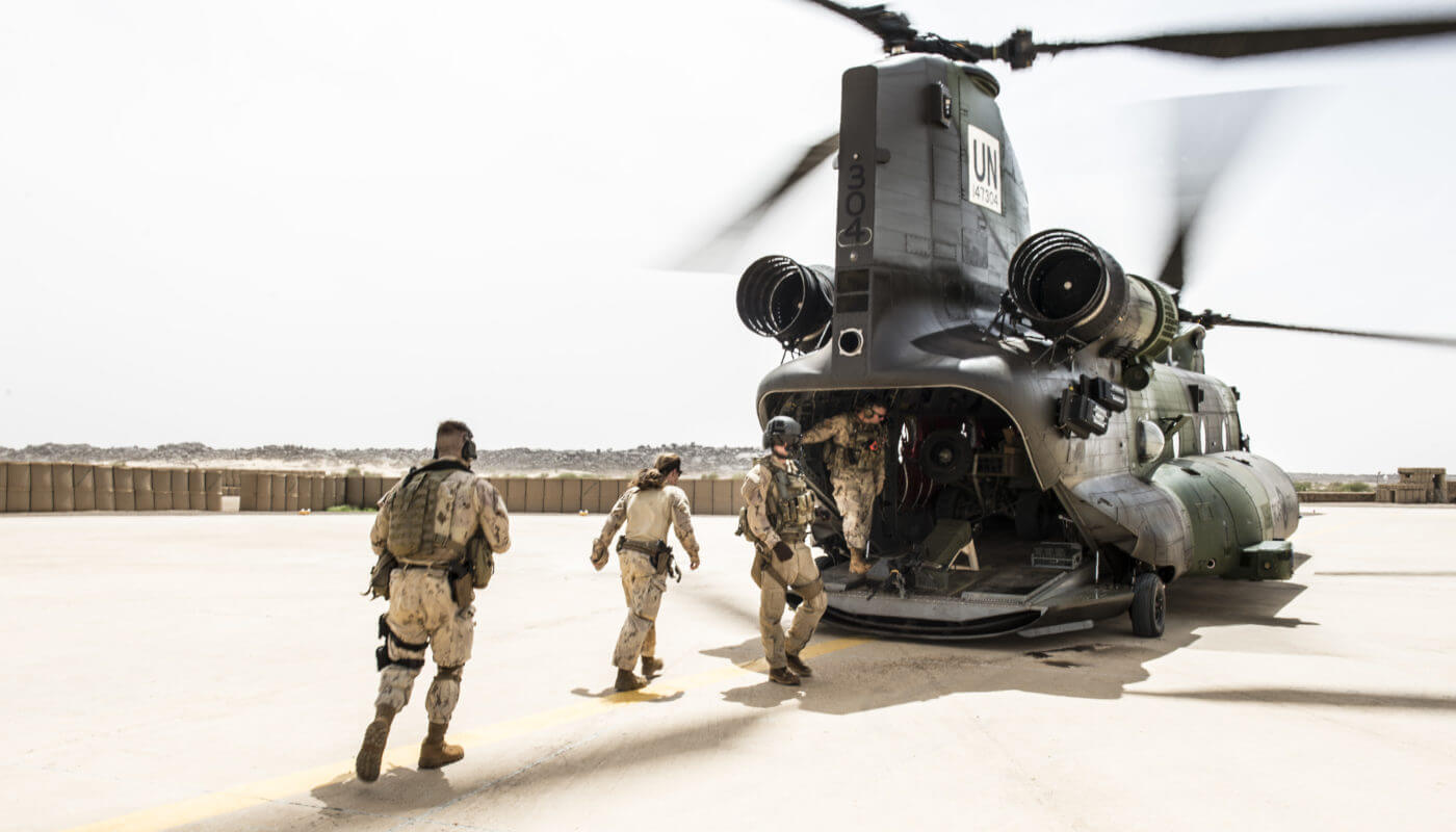 Canadian Armed Forces members board a CH-147F Chinook helicopter in Kidal, Mali during Operation PRESENCE-Mali on Aug. 23, 2018. Cpl Ken Beliwicz