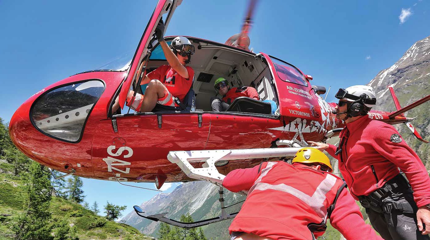 Getting on and off Air Zermatt’s helicopter – an Airbus AS350 B3 – while it was in hover flight was the very first and most essential exercise in the company’s alpine HEMS training course. Tomas Kika Photo