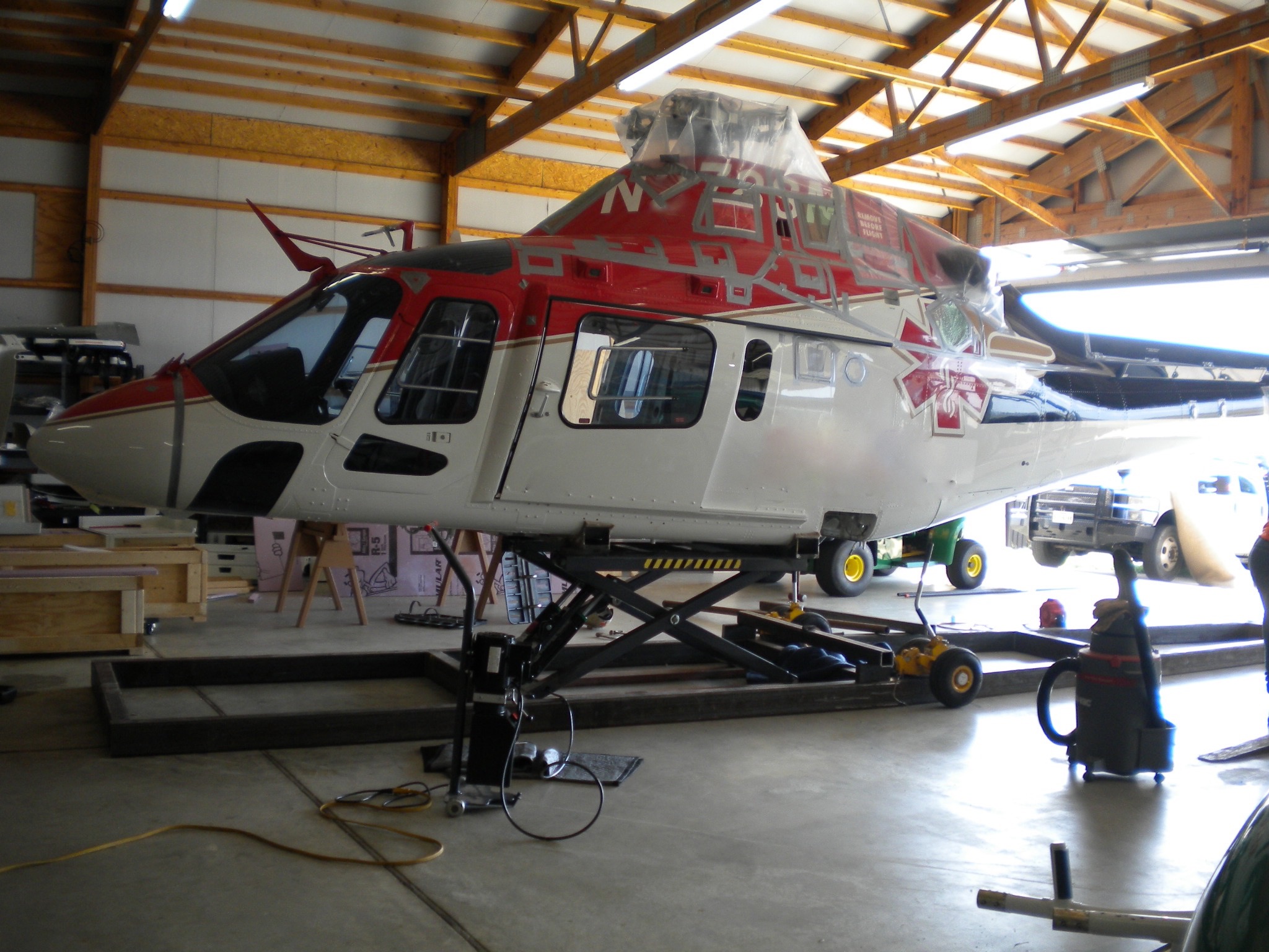 The device consists of a frame with a lifting device hydraulically operated and electrically controlled that can be used on several helicopter models.