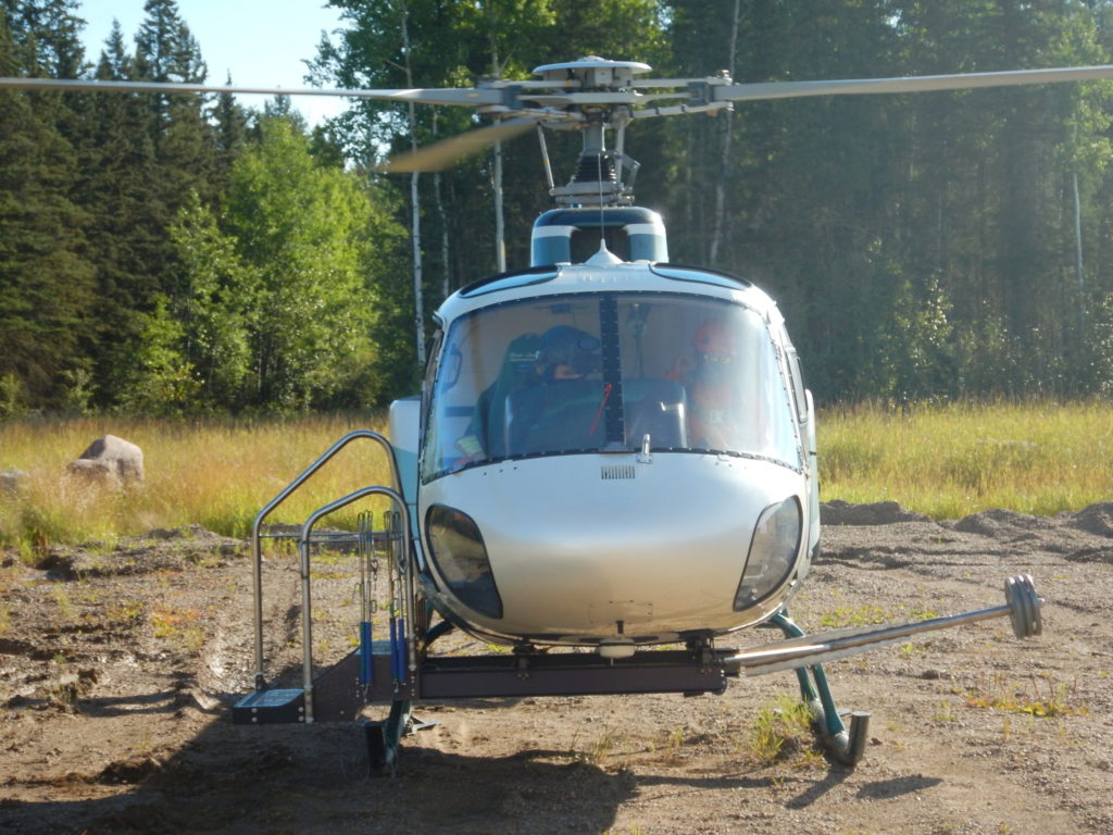 The AStep platform is mounted on the right side of the Airbus A350 B2, and a counterweight runs under the helicopter’s framework. Slave Lake Helicopters Photo