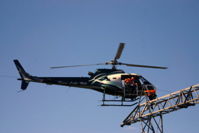 Slave Lake Helicopters Pilot Danny Ragan transfers powerline technicians. Slave Lake Helicopters Photo