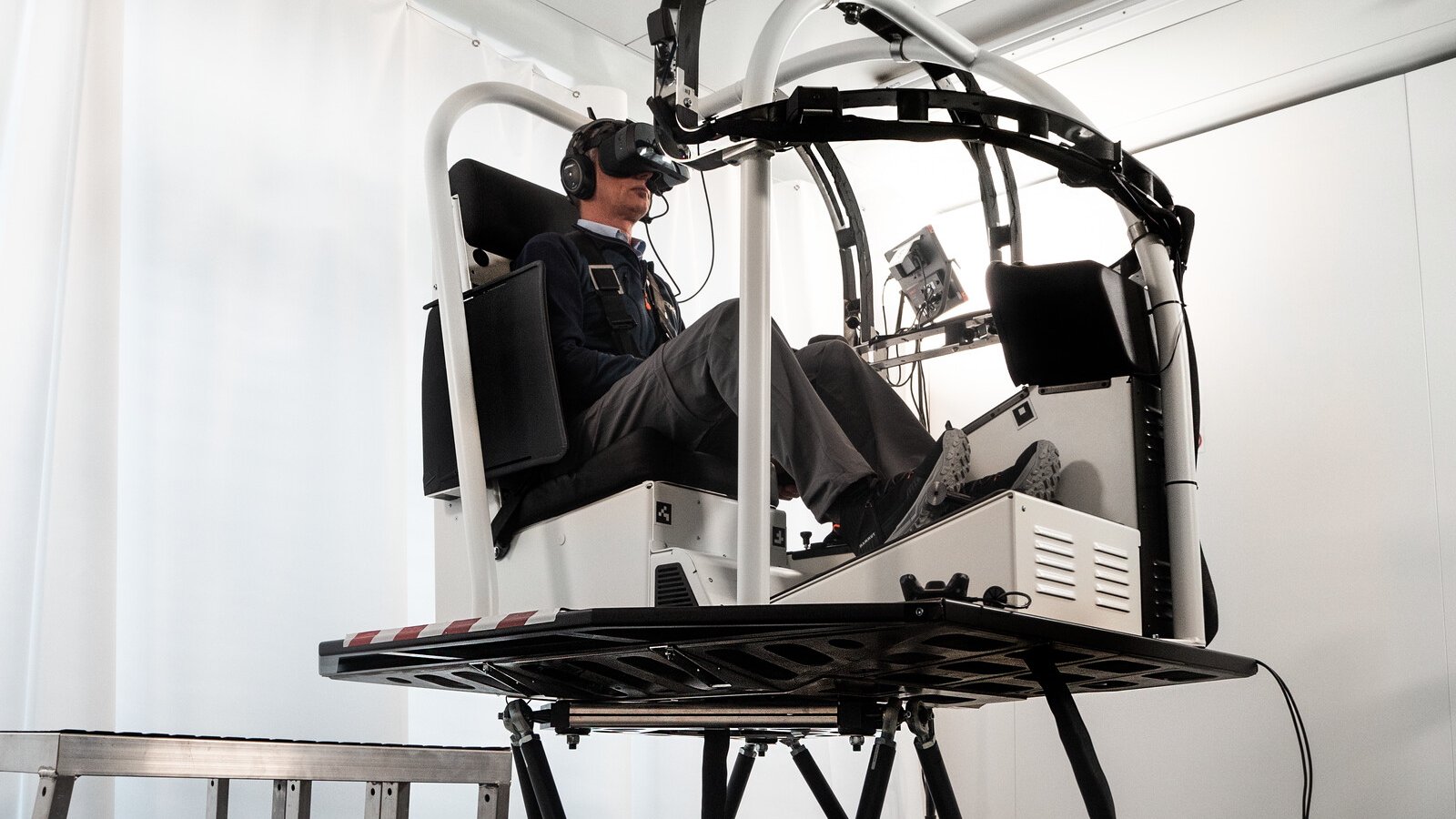 Get vr. VR летать. Обучение пилотированию в шлеме виртуальной реальности. Обучение пилотированию вертолета. FAA VR.