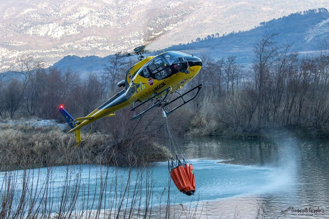 An Airbus Helicopters AS350B3 firefighting in Italy. From Instagram user @heli_firefighter_spotter