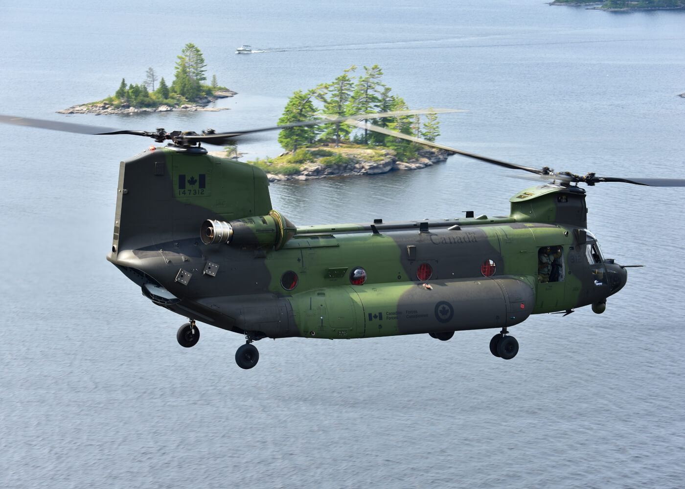 Crashed RCAF Chinook recovered from Ottawa River - Vertical Mag