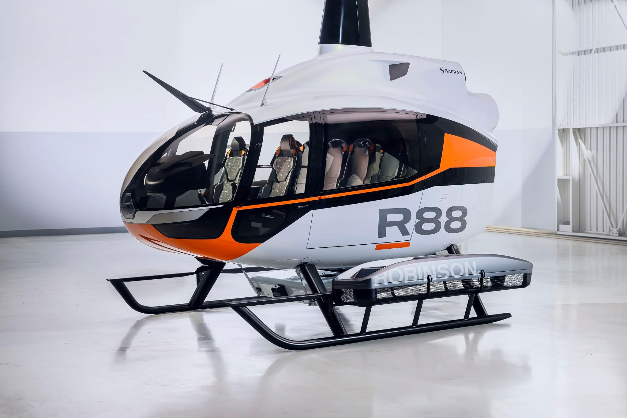 ロロピアーナ Robinson assembling R88 cabins in preparation for first flight